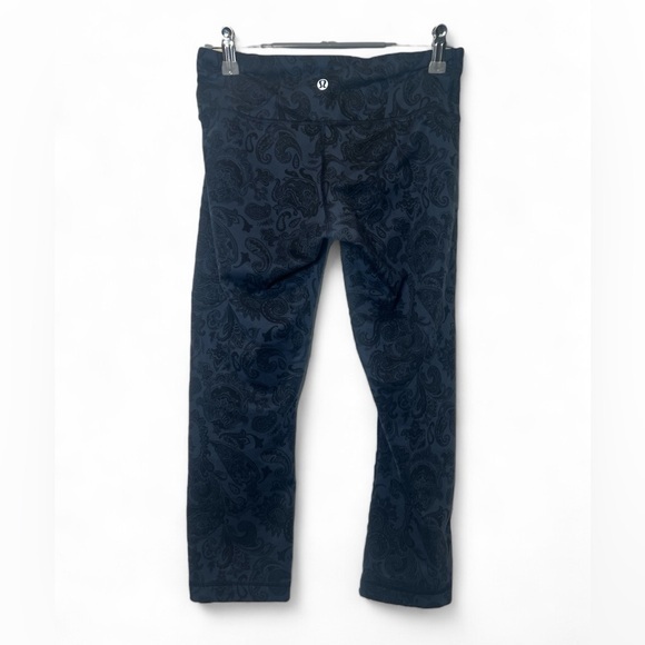 Lululemon Women 4 Black Blue Paisley Inkwell Print‎ Rear Logo Crop Leggings - Picture 1 of 3